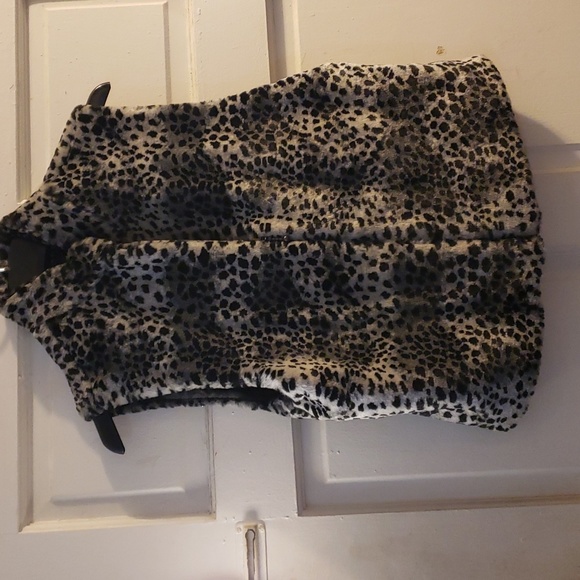 VEST - Picture 2 of 3